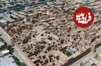 عکس| سفر به ایران قدیم؛ اهالی «مورچه خورت» در کنار یک جوی آب؛ سال 1307
