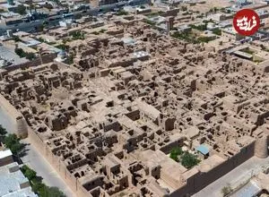 عکس| سفر به ایران قدیم؛ اهالی «مورچه خورت» در کنار یک جوی آب؛ سال 1307