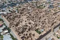 عکس| سفر به ایران قدیم؛ اهالی «مورچه خورت» در کنار یک جوی آب؛ سال 1307