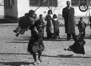 عکس| سفر زمان؛ زنگ تفریح یک مدرسه ابتدایی؛ 60 سال قبل