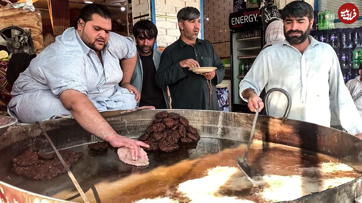 ببینید| غذای خیابانی در افغانستان؛ پخت چپلی کباب محبوب توسط آشپز مشهور در کابل