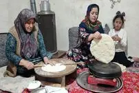 ببینید| غذای روستایی در ایران؛ تهیه ساندویچ مرغ با نان داغ سنتی در روستا