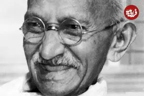 عکس؛ سفر در زمان؛ «گاندی» در حال سخنرانی برای گروهی از پیشاهنگان پسر در مدرسه؛ سال 1293