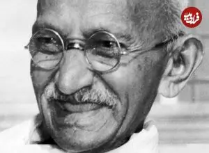 عکس؛ سفر در زمان؛ «گاندی» در حال سخنرانی برای گروهی از پیشاهنگان پسر در مدرسه؛ سال 1293