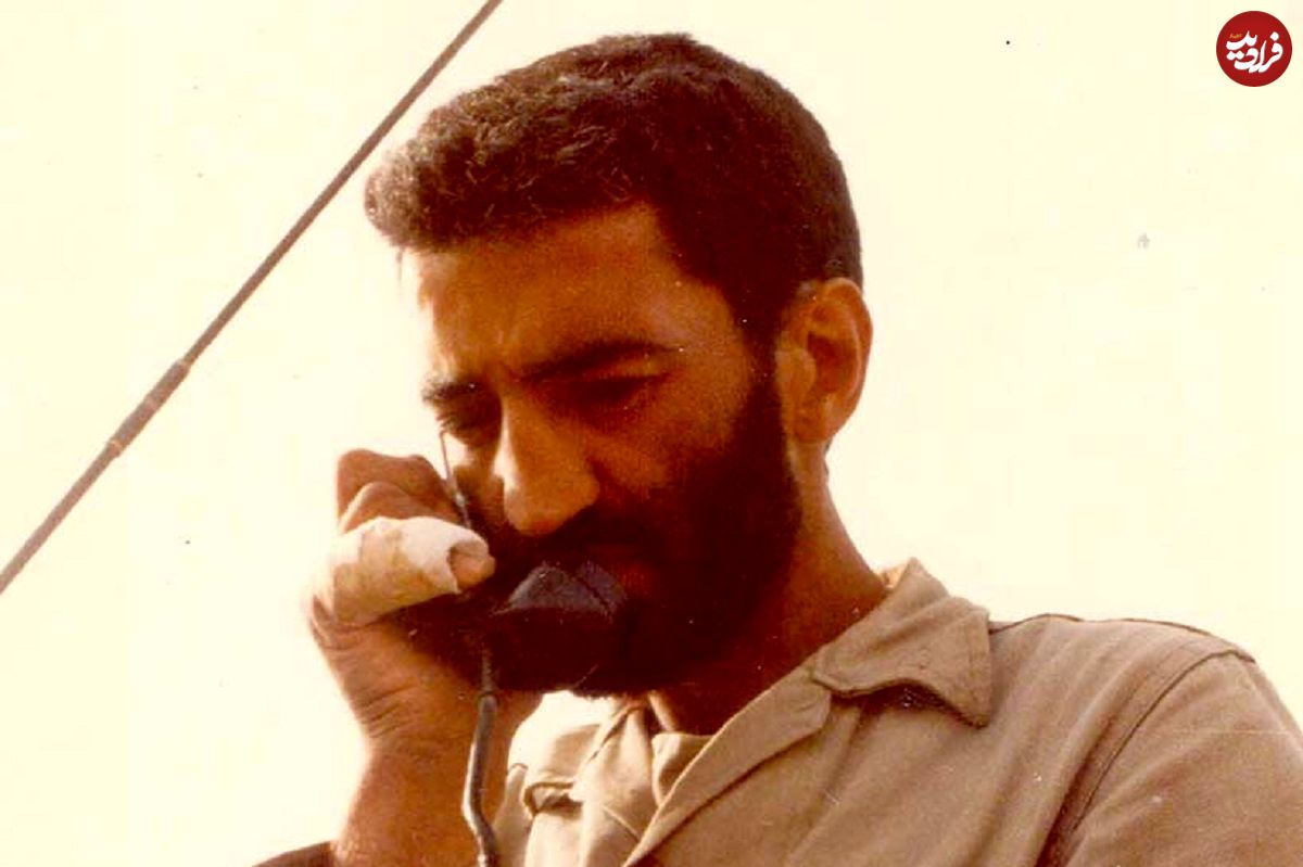 عکس؛ سفر در زمان؛ «احمد متوسلیان» در حال ظرف شستن در جبهه جنوب؛ سال 60