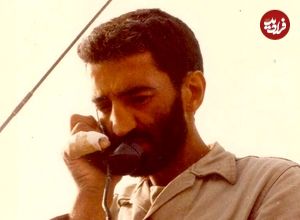 عکس؛ سفر در زمان؛ «احمد متوسلیان» در حال ظرف شستن در جبهه جنوب؛ سال 60