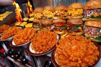 ببینید؛ غذای خیابانی در کره؛ پخت چیزبرگر توسط یک آشپز ماهر در سئول 