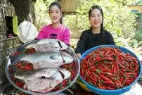 ببینید| غذای روستایی در کامبوج؛ پخت یک غذای سنتی با ماهی بزرگ و فلفل قرمز در تابه