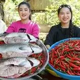 ببینید| غذای روستایی در کامبوج؛ پخت یک غذای سنتی با ماهی بزرگ و فلفل قرمز در تابه