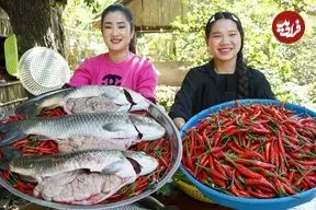 ببینید| غذای روستایی در کامبوج؛ پخت یک غذای سنتی با ماهی بزرگ و فلفل قرمز در تابه