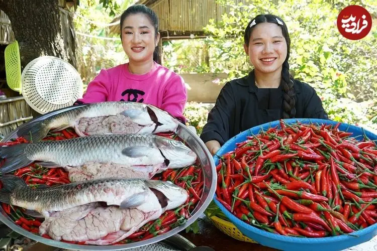 ببینید| غذای روستایی در کامبوج؛ پخت یک غذای سنتی با ماهی بزرگ و فلفل قرمز در تابه