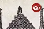 عکس| سفر به ایران قدیم؛ عکس یادگاری در مقابل یک کاروانسرای نوساز در دوران قاجار