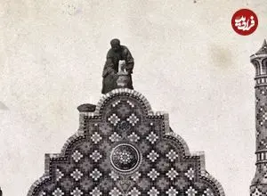 عکس| سفر به ایران قدیم؛ عکس یادگاری در مقابل یک کاروانسرای نوساز در دوران قاجار