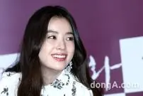 عکس| سفر زمان؛ «هان هیو جو» در حال نواختن ساز در پشت‌صحنه سریال «دونگ‌یی»