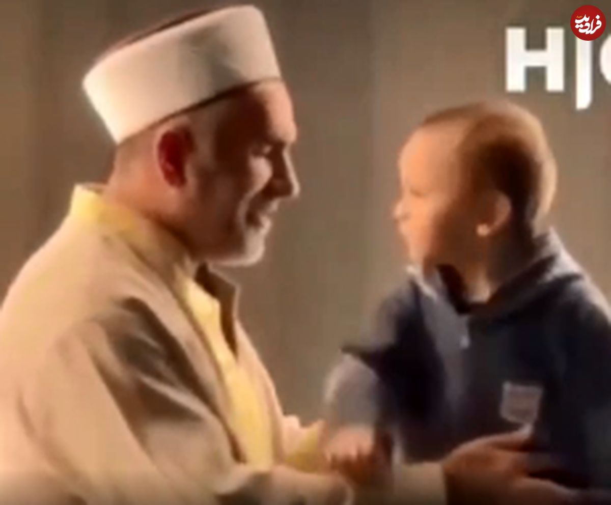 ( ویدیو) بازی یک پسربچه با امام جماعت حین نماز