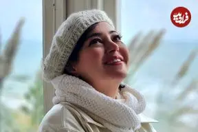 عکس| سفر زمان؛ پدر و مادر «رزیتا غفاری» در مراسم عروسی‌شان در کنار «گوگوش»