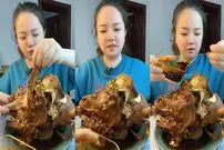 (ویدئو) این زن شرق آسیایی در 5 دقیقه یک کله پاچه را خورد!
