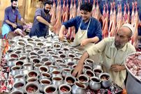 ببینید؛ غذای خیابانی در پاکستان؛ پخت آبگوشت به روش 100 ساله در پیشاور