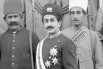 عکس| سفر زمان؛ وزیر جنگ در کنار سربازان بختیاری؛ 100 سال قبل