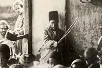 عکس| سفر به ایران قدیم؛ معلم و دانش‌آموزان یک «مکتب‌خانه» در ایران عهد قاجار؛ 130 سال قبل