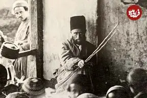 عکس| سفر به ایران قدیم؛ معلم و دانش‌آموزان یک «مکتب‌خانه» در ایران عهد قاجار؛ 130 سال قبل