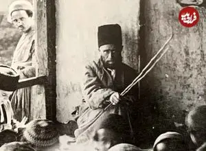 عکس| سفر به ایران قدیم؛ معلم و دانش‌آموزان یک «مکتب‌خانه» در ایران عهد قاجار؛ 130 سال قبل
