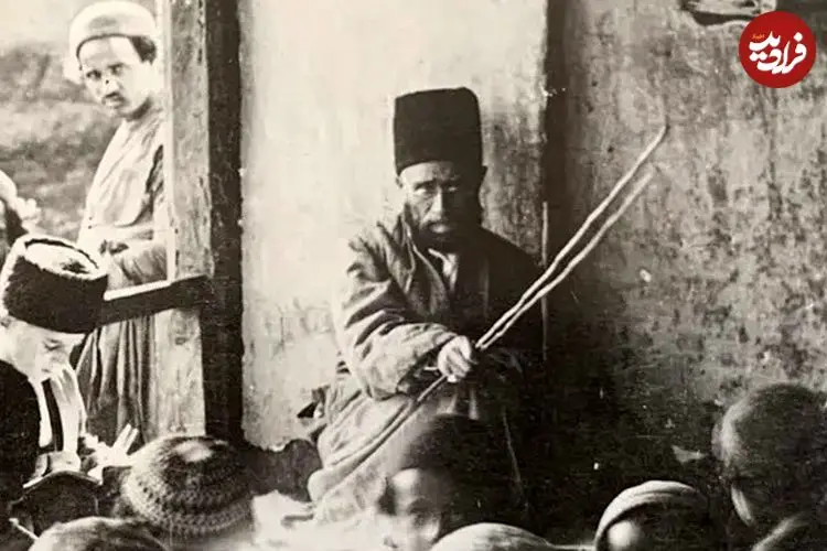عکس| سفر به ایران قدیم؛ معلم و دانش‌آموزان یک «مکتب‌خانه» در ایران عهد قاجار؛ 130 سال قبل