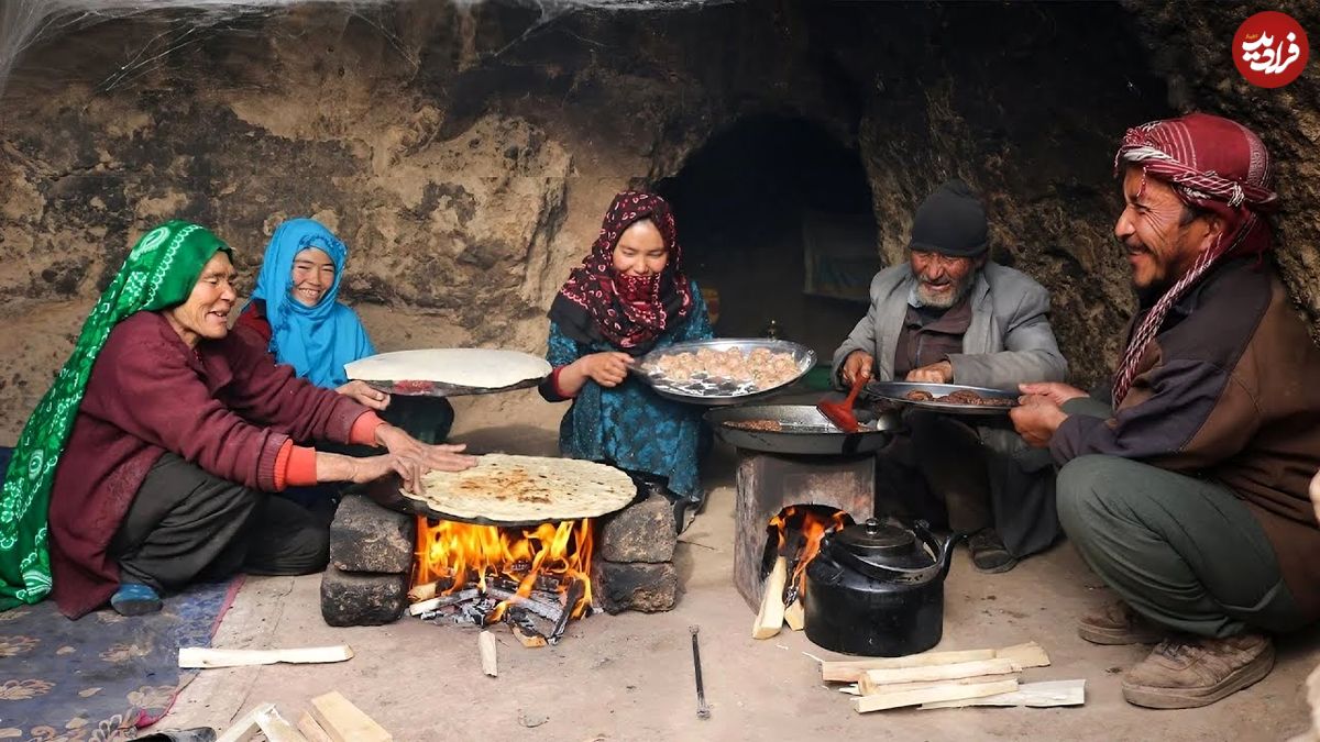 ببینید؛ غذای روستایی در افغانستان؛ پخت چپلی کباب در غار با مهمانان ها
