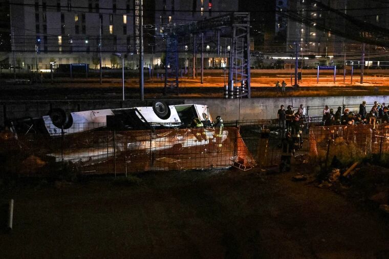 (ویدیو) سقوط وحشتناک یک دستگاه اتوبوس از روی پل با ۲۰ کشته