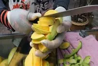 (ویدئو) نینجای واقعی برش زدن سرعتی میوه ها این فروشنده تایلندی است!