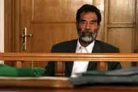 عکس| سفر در زمان؛ «صدام حسین» در حال نماز خواندن در اسکندریه؛ سال 1368