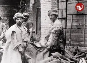 عکس| سفر زمان؛ عکس یادگاری «مسافران در یک کاروانسرا» در دوران قاجار
