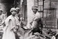 عکس| سفر زمان؛ عکس یادگاری «مسافران در یک کاروانسرا» در دوران قاجار