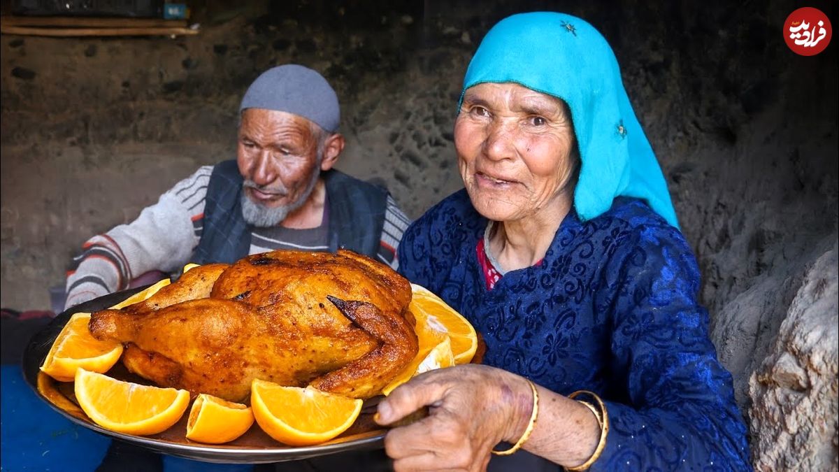 ببینید| غذای روستایی در افغانستان؛ پخت خوراک مرغ و پرتقال در غار