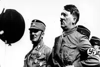 عکس| سفر در زمان؛ «هیتلر» در حال قدم زدن در کنار رودخانه ویستولا در لهستان؛ سال 1318