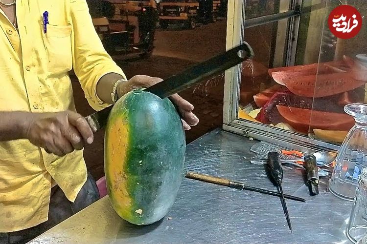 ببینید؛ مهارت آبمیوه فروش هندی در برش زدن انواع میوه؛ از هندوانه تا آناناس