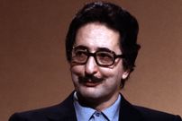 عکس؛ سفر در زمان؛ «ژست بنی صدر در پذیرایی خانه اش در تهران»؛ سال 58