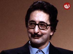 عکس؛ سفر در زمان؛ «ژست بنی صدر در پذیرایی خانه اش در تهران»؛ سال 58