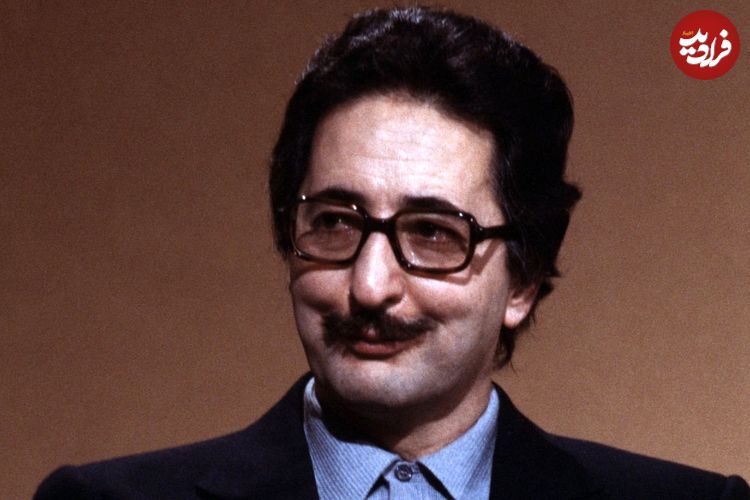 عکس؛ سفر در زمان؛ «ژست بنی صدر در پذیرایی خانه اش در تهران»؛ سال 58