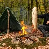 ببینید| غذای روستایی در آذربایجان؛ صید ماهی و کباب کردن آن در جنگلی زیبا