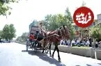 عکس| سفر زمان؛ یک مادر به همراه دو دخترش سوار بر درشکه در خیابان های تهران؛ دهه 30