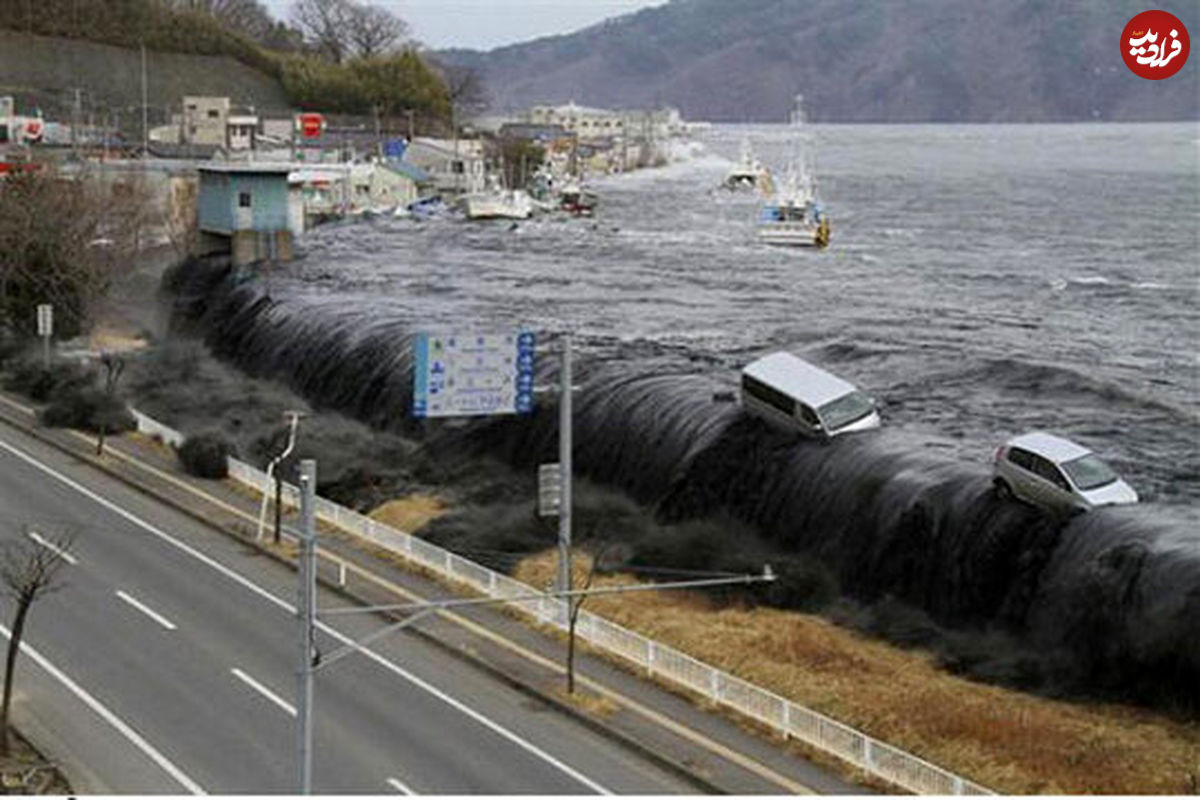 (ویدئو) لحظه مهیب غرق شدن کشتی‌ها و خودروها در امواج ۵ متری سونامی در ژاپن 