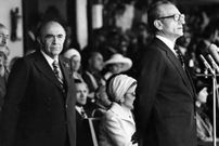 سفر در زمان؛ یادداشت‌های علم، سه شنبه ۱۶ آبان ۱۳۵۱: هویدا از غلطی که کرد، سخت پشیمان شد