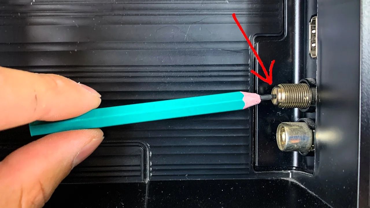 (ویدئو) اگر مداد را به تلویزیون متصل کنید چه اتفاقی می افتد؟