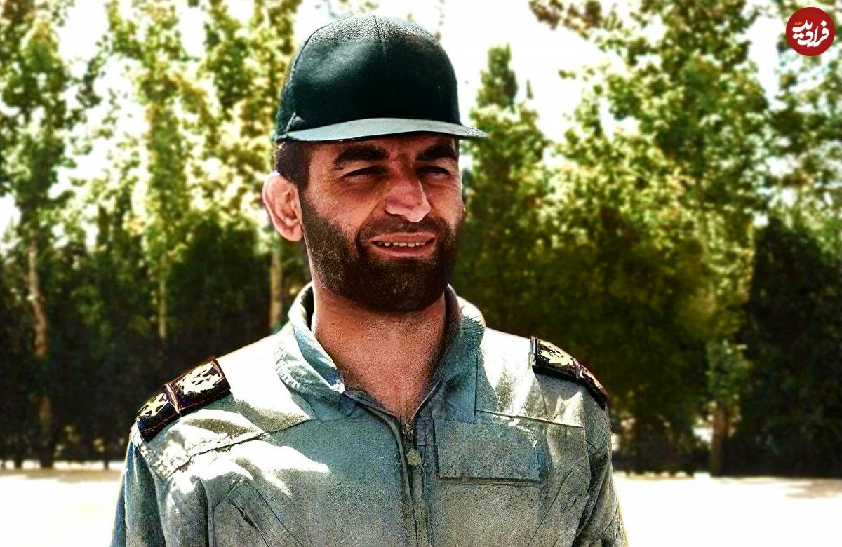 تصویر؛ سفر در زمان؛ «عکس یادگاری عباس بابایی با جوانان تهرانی»؛ اواخر دهه 50