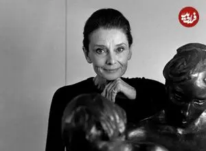 عکس| سفر در زمان؛ «آدری هپبورن» در حال قدم زدن با سگ اش در رم؛ سال 1328