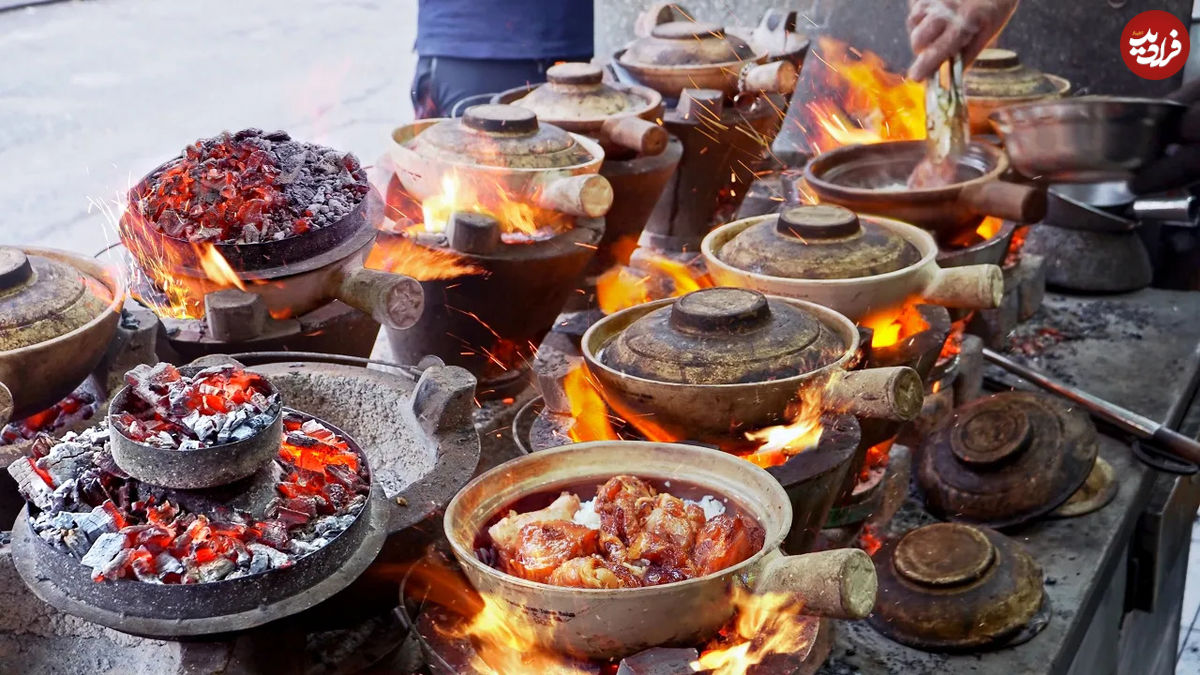 (ویدئو) غذای خیابانی در چین؛ پخت یک غذای متفاوت با مرغ، سوسیس و ماهی