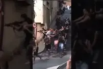 (ویدئو) مراجعه دو پلیس به ساختمان یک باند تبهکار در برزیل؛ 24 نفر با اسلحه بیرون آمدند!