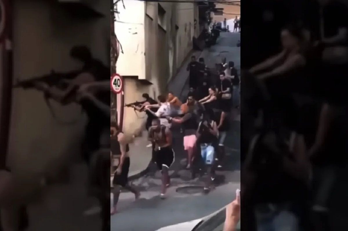 (ویدئو) مراجعه دو پلیس به ساختمان یک باند تبهکار در برزیل؛ 24 نفر با اسلحه بیرون آمدند!