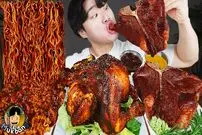 (ویدئو) غذا خوردن با صدا؛ پخت و خوردن 5 کیلوگرم مرغ، استیک، نودل و کیمچی توسط جوان کره ای